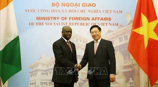 Вице-премьер, Министр иностранных дел Вьетнама Фам Бинь Минь (справа) и Министр иностранных дел Кот-д’Ивуара Марсель Амон-Тано. Фото: VNA