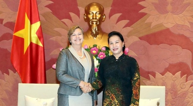 Председатель НС Вьетнама Нгуен Тхи Ким Нган (справа) и глава представительства ЮНИСЕФ во Вьетнаме Рана Флауэрс. Фото: VNA