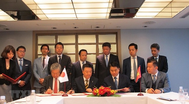 Председатель Народного комитета г. Ханоя Нгуен Дык Тюнг подписывает меморандумы о взаимопонимании о сотрудничестве с японскими корпорациями. Фото: VNA