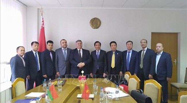 Вьетнамская делегация встречается с Министерством информации Беларуси. Фото: VNA