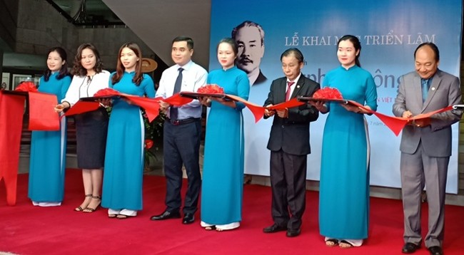 На церемонии открытия выставки. Фото: dangcongsan.vn