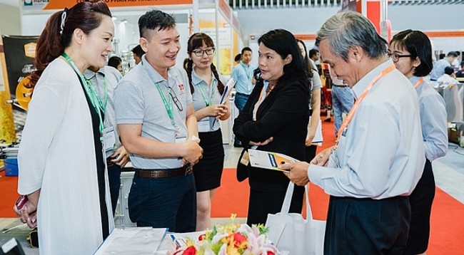 Международная выставка продуктов питания и напитков Вьетнама «Vietfood & Beverage 2019» привлекает внимание многих посетителей. Фото: dangcongsan.vn