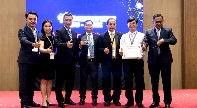 Заместитель директора Депарламента информации и коммуникаций г. Дананга Чан Нгок Тхать (в центре) получает премию. Фото: thuonggiaonline.vn