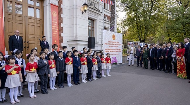 Дети и гости исполняют гимны двух стран. Фото: Нам Донг - Кюэ Ань