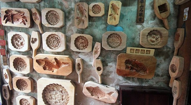 Ремесленник Фам Ван Куанг и деревянных форм для лунных пирожков. Фото: dangcongsan.vn