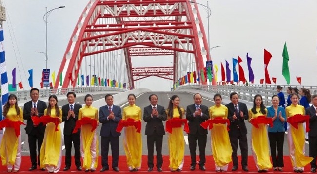 Делегаты разрезают ленту открытия моста. Фото: Нго Куанг Зунг