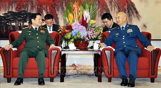 Генерал армии Нго Суан Лить (слева) и генерал-полковник Сюй Цилян. Фото: VNA