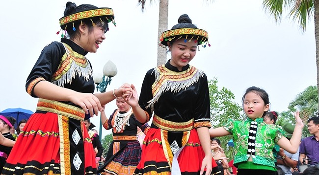 Девушки в традиционных костюмах. Фото: dangcongsan.vn