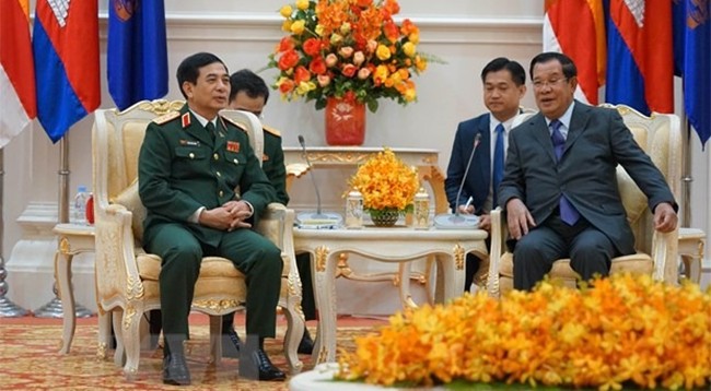 Замминистра обороны Вьетнама, Генерал-полковник Фан Ван Жанг (слева) встречается с Премьер-министром Камбоджи Хун Сеном. Фото: VNA