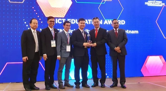 Премия была вручена 13 ноября в рамках саммита по цифровым технологиям ASOCIO 2019 года. Фото: VTV
