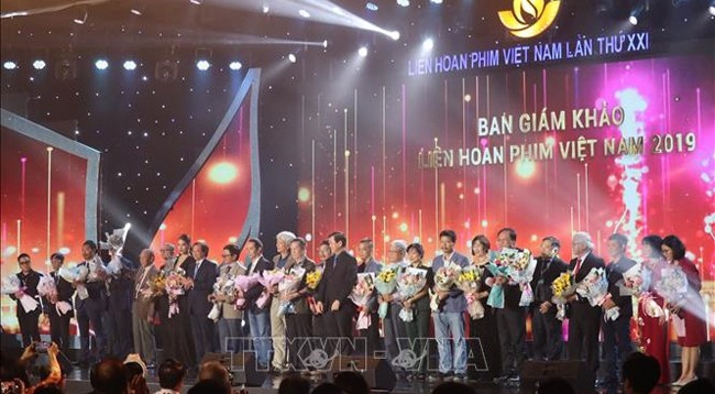 Оргкомитет дарит цветы судьям Вьетнамского кинофестиваля. Фото: VNA