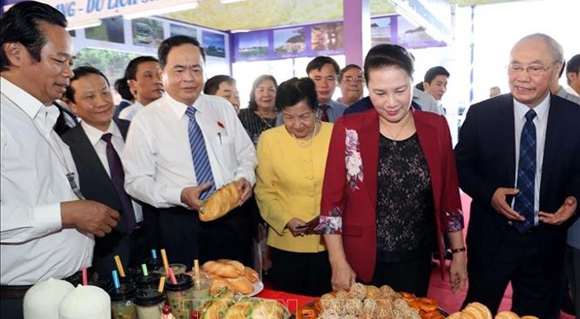 Председатель НС Нгуен Тхи Ким Нган посещает ярмарку. Фото: VNA