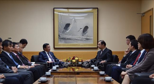 Глава вьетнамской делегации Нгуен Суан Тханг (слева) и Председатель Президиума ЦК КПЯ Кадзуо Сии. Фото: VNA