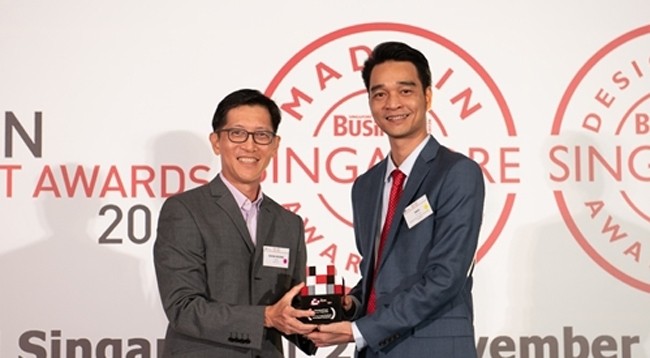 Представитель Vinamilk (справа) на церемонии награждения премией «The Asian Export Awards» 2019 г. Фото: vietnamnet.vn