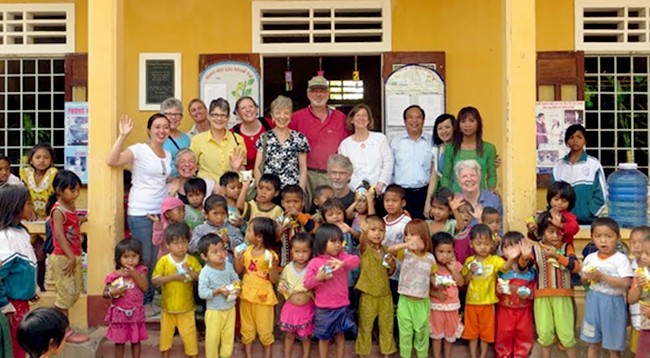 Участники организации «Мирные деревья Вьетнаму» и дети провинции Куангчи. Фото: СОДВ