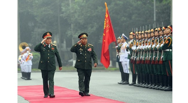Министры обороны Вьетнама и Лаоса обходят строй почетного караула Вьетнамской народоной армии. Фото: qdnd.vn