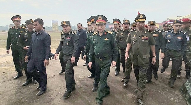 Генерал армии Нго Суан Лить и генерал армии Теа Бан на учениях. Фото: Тхань Фонг