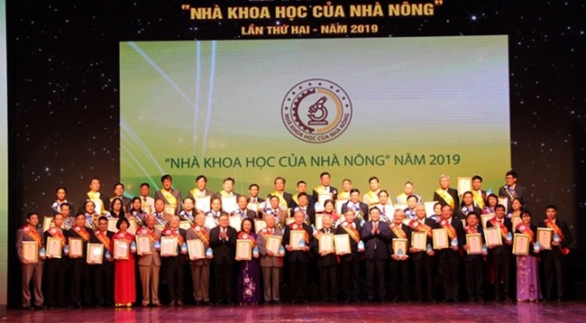 Руководители Партии и Государства и ученые на церемонии. Фото: hoinongdan.org.vn