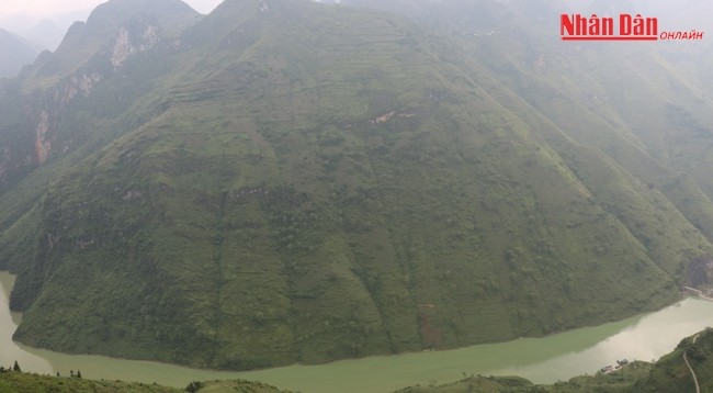 Гармоничное сочетание перевала Мапиленг, реки Ньокуэ и пропасти Тушан. Фото: Нгуен Хоанг