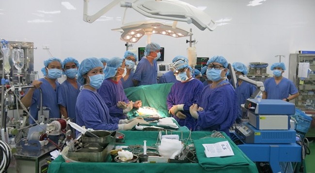 Трансплантация легких одновременно с операцией на открытом сердце для восстановления врожденных пороков сердца проводилась 12 часов.