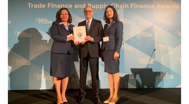 Представители VietinBank получают премию журнала Global Finance. Фото: VOV