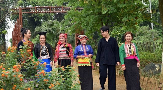 Традиционные костюмы этнических меньшинств во Вьетнаме. Фото: congthuong.vn