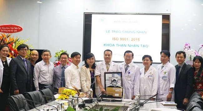 Церемония вручения сертификата качества ISO 9001: 2015 Отделению искусственной почки при больницы Тьорэй. Фото: VNA