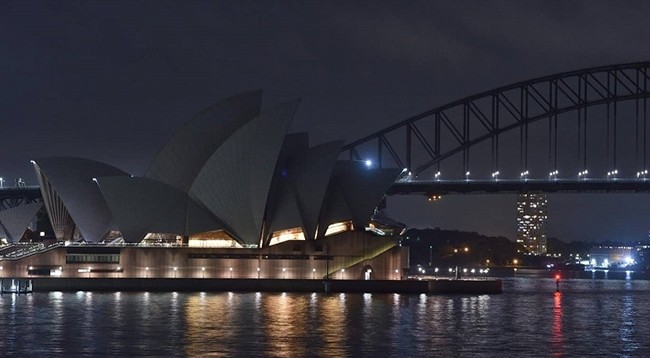 Мост Харбор-бридж и Сиднейский оперный театр погрузились во тьму. Фото: Getty Image