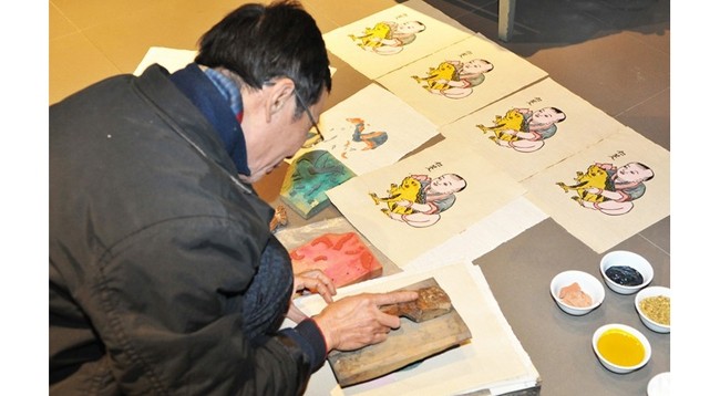 В лубках Донгхо содержится национальный колорит, их отличают особенности техники печати, тем, цветов и графики. Фото: anninhthudo.vn
