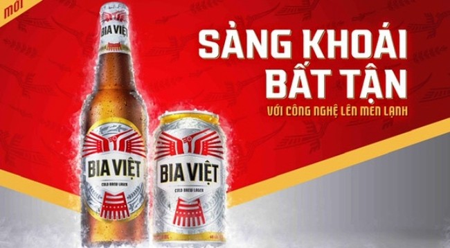 «Вьетнамское пиво» доступно на рынке в стеклянных бутылках емкостью 355 мл и банках по 330 мл. Фото: tuoitre.vn