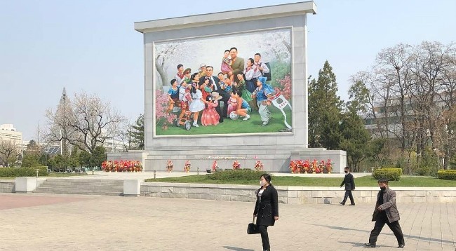Жители Пхеньяна с самого утра несут цветы к подножиям статуй и мозаичным панно с изображением покойных лидеров Ким Ир Сена и Ким Чен Ира. Фото: ТАСС