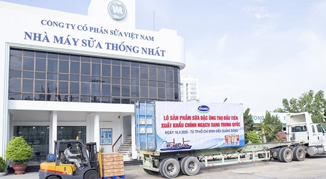 Первая экспортная партия сгущенного молока марки «Ông Thọ» для Китая. Фото: Суан Бать.