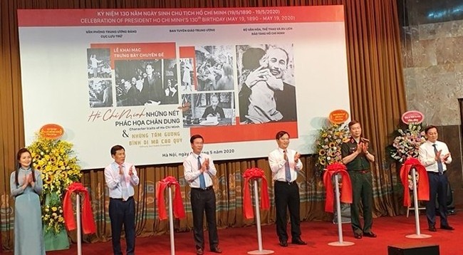 Делегаты разрезают ленту в знак открытия выставки. Фото: Тиеу Фыонг