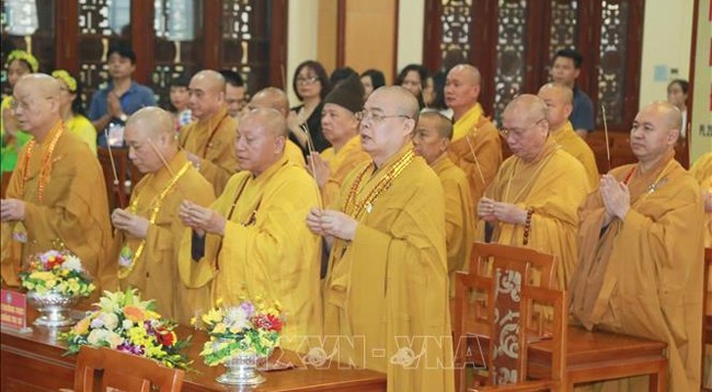 Монахи, буддисты и делегаты на церемонии празднования. Фото: VNA