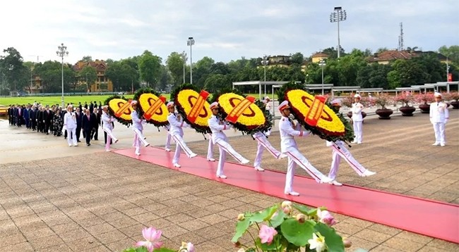 Венки с надписью «Всегда благодарны великому Президенту Хо Ши Мину». Фото: Зюи Линь