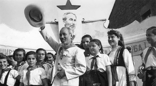 Жители Софии тепло встречают Президента Хо Ши Мина в августе 1957 года.