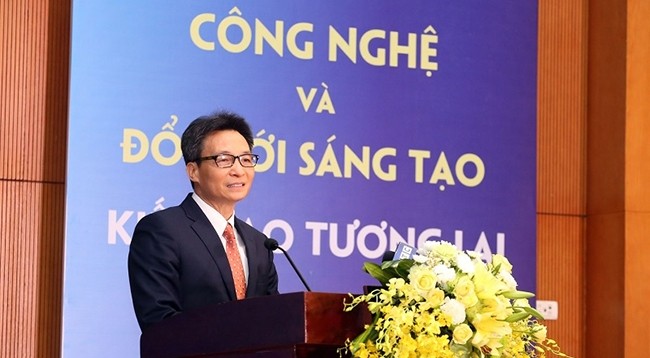 Вице-премьер Ву Дык Дам выступает на церемонии.