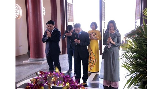 Делегация Генерального консульства Вьетнама в центральном Лаосе зажигает благовония в память о Президенте Хо Ши Мине. Фото: VNA