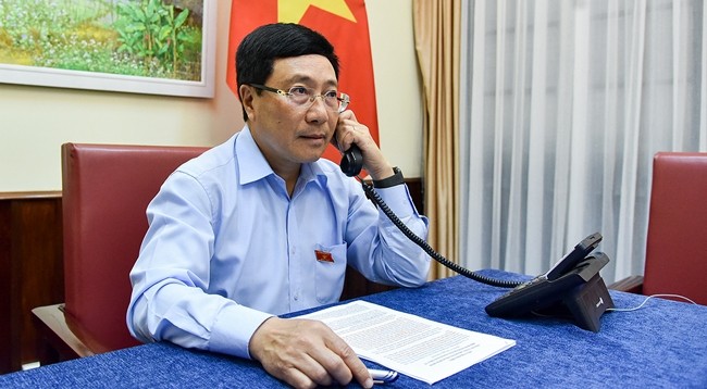 Вице-премьер, Министр иностранных дел Вьетнама Фам Бинь Минь проводит телефонный разговор со швейцарским коллегой. Фото: МИД Вьетнама