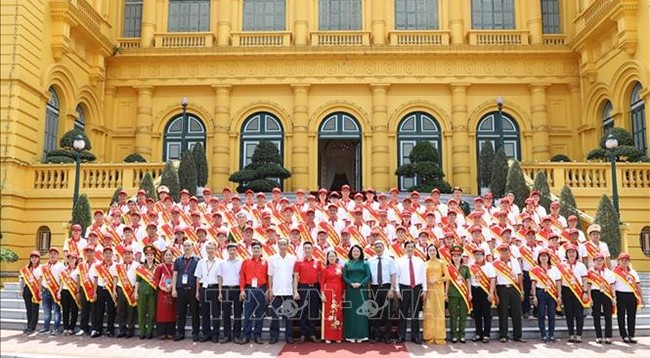 Вице-президент Данг Тхи Нгок Тхинь и делегаты фотографируются на память. Фото: VNA