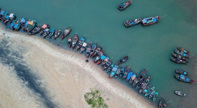 Лодки стоят на пляже Конго. Фото: dulich.tuoitre.vn