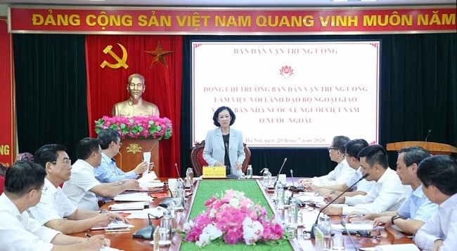 Заведующая Отделом ЦК КПВ по работе с народными массами Чыонг Тхи Май выступает на рабочей встрече. Фото: baoquocte.vn