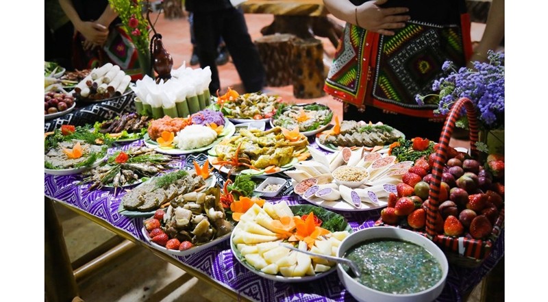 Красочный поднос с едой в семье в Моктяу (Шонла), когда они принимают гостей.