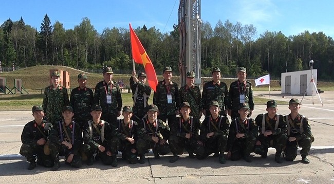 Генерал-лейтенант Нго Минь Тиен и делегация ВНА фотографируются со сборной Вьетнама, принимающей участие в конкурсе «Аварийный район». Фото: Тьуан Ле