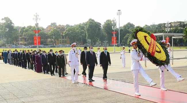 Руководители Партии, Государства, ОФВ возлагают венки к Мавзолею Хо Ши Мина. Фото: VNA