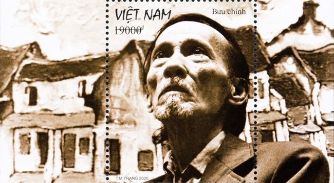 На блоке представлен портрет художника Буй Суан Фая на фоне перекрестка в старом квартале города Ханоя. Фото: hanoimoi.com.vn