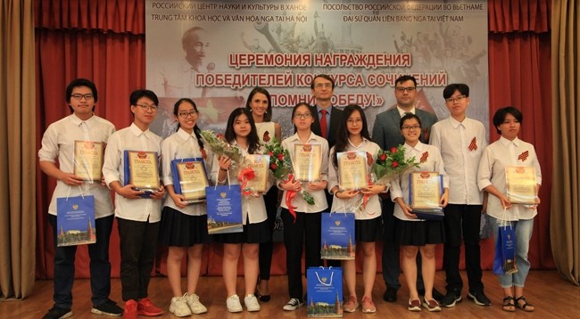 Вьетнамским школьникам вручают почетные грамоты, памятные сувениры Министерства обороны Российской Федерации и книги. Фото: РЦНК в Ханое