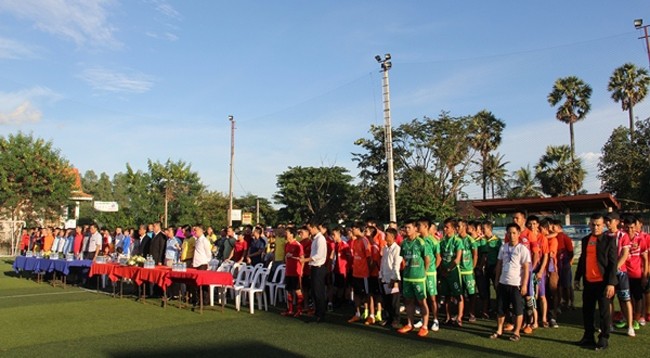 Церемония открытия 4-го футбольного турнира среди молодых вьетнамцев в Лаосе в 2017 году. Фото: Посольство Вьетнама в Лаосе