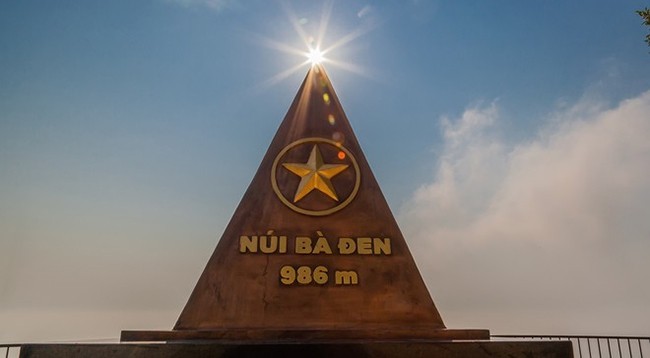 986 м является самой высокой точкой горы Баден, также местом, известным как крыша Южного Вьетнама. Фото: thanhnien.vn