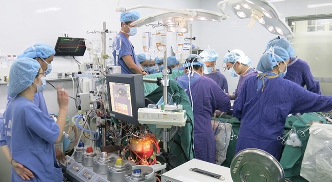 Врачи больницы Вьетдык выполняют операцию. 
